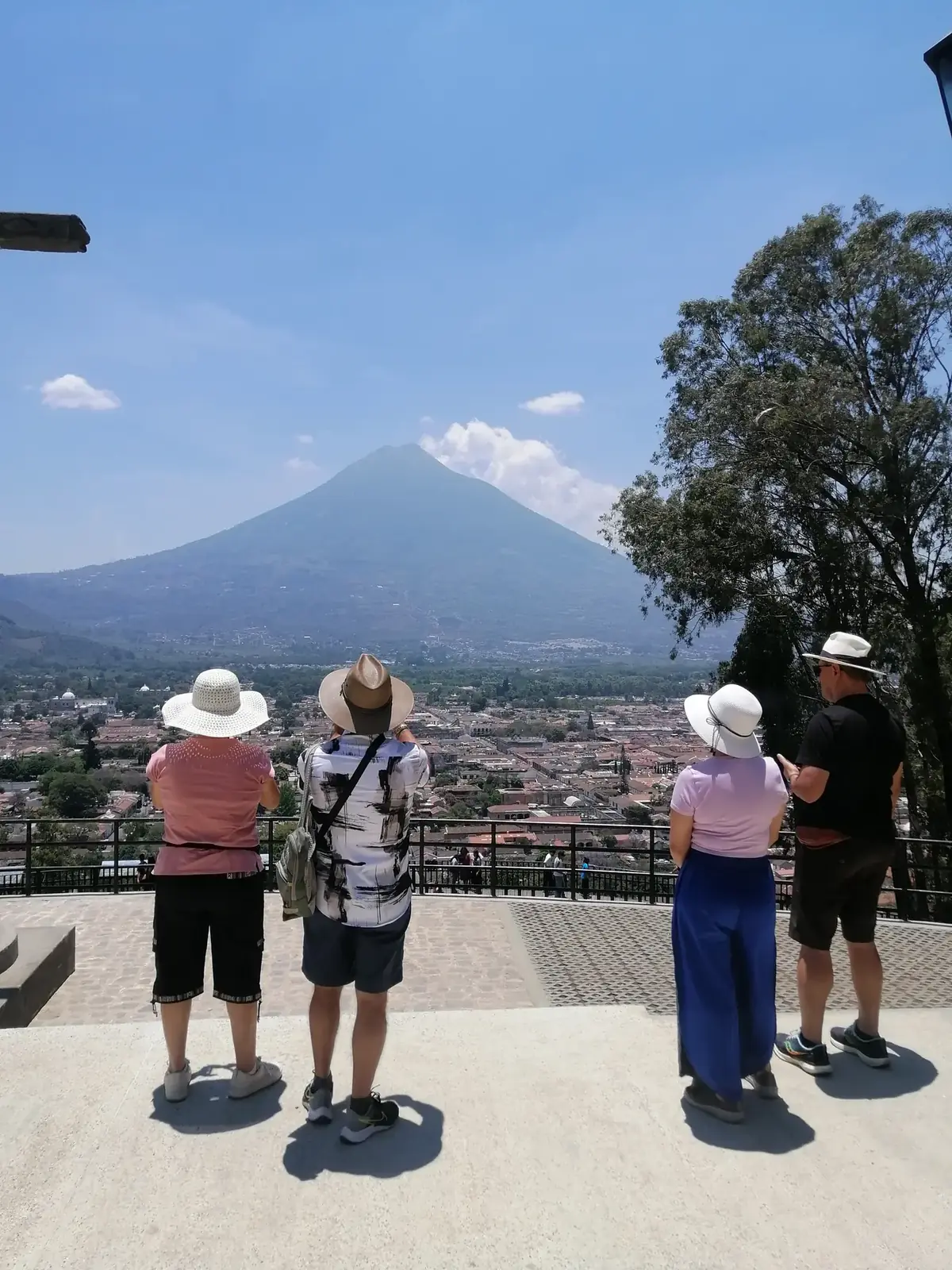 El Cerro de la Cruz, con el Volcán de Agua al fondo