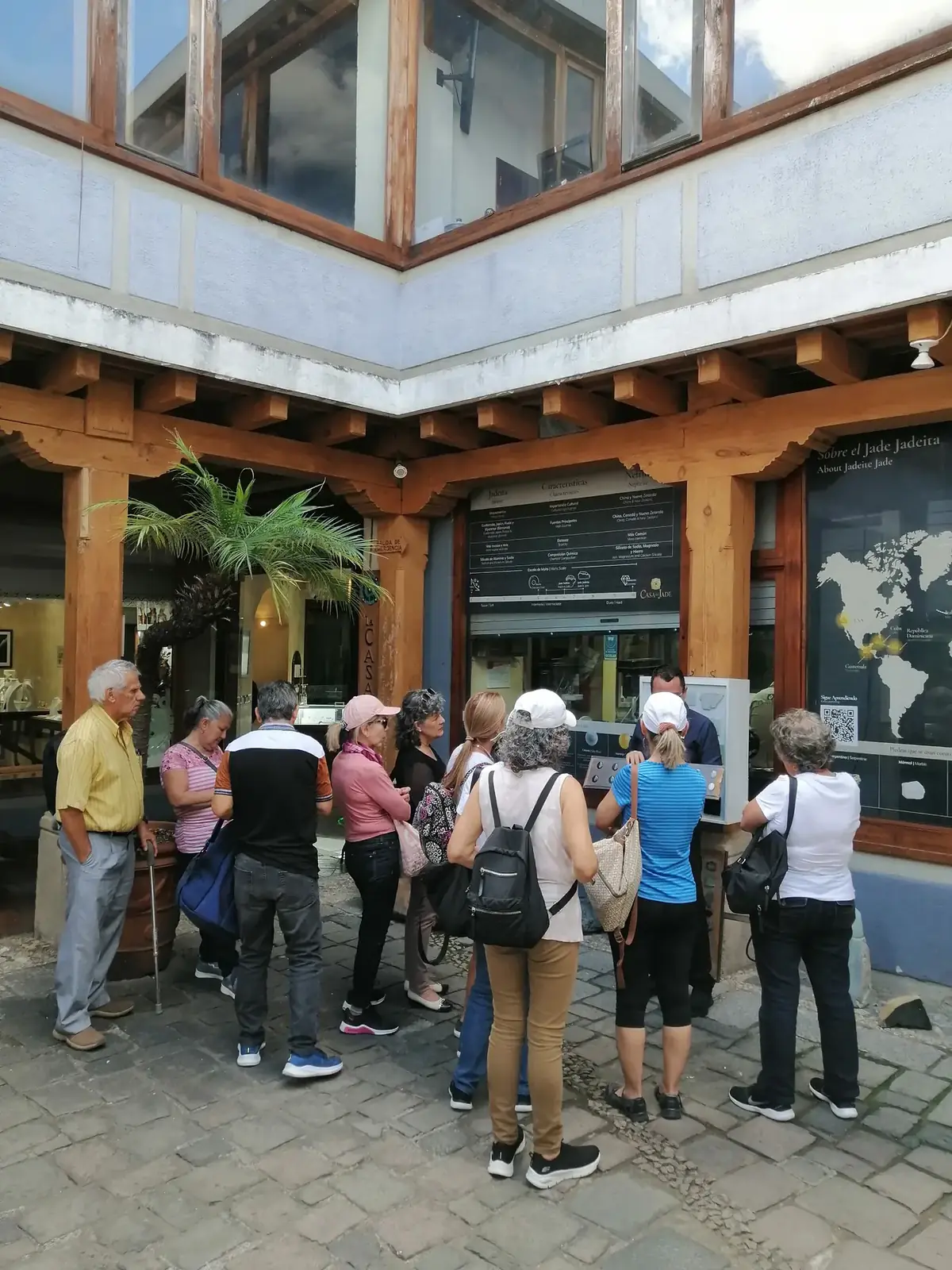 El guía con el grupo durante un recorrido
