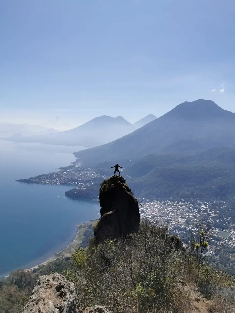 El lago desde el mirador, con los volcanes al fondo