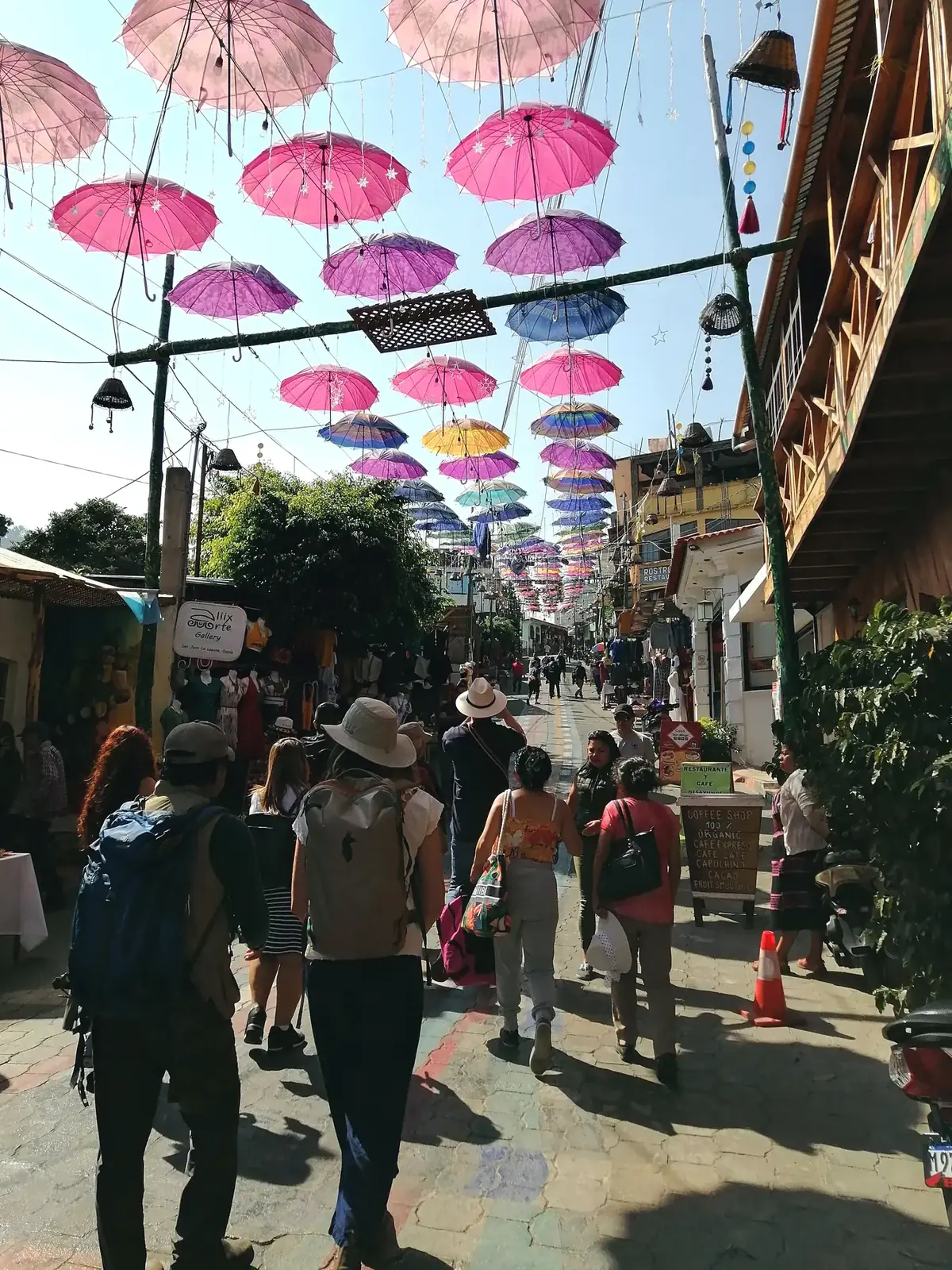 La calle de las sombrillas en San Juan La Laguna