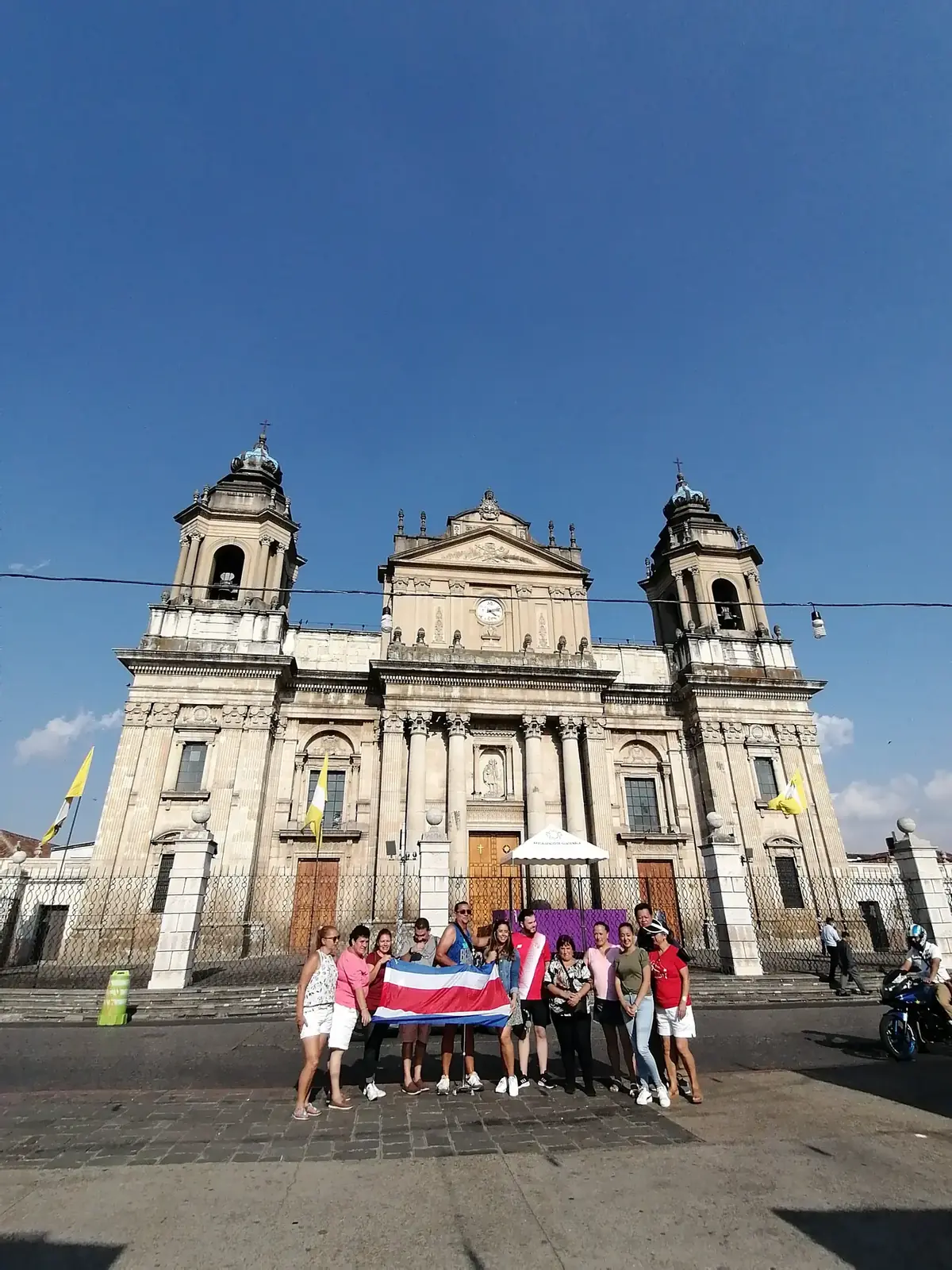 El grupo frente a la Catedral Metropolitana