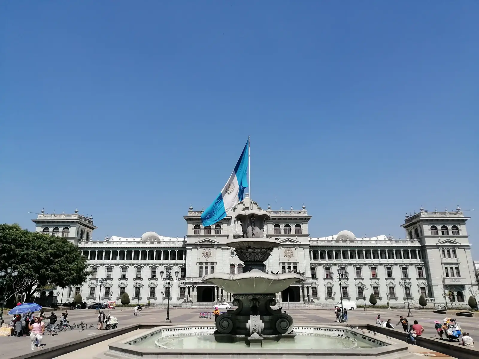 La fuente de la Plaza Central frente al Palacio