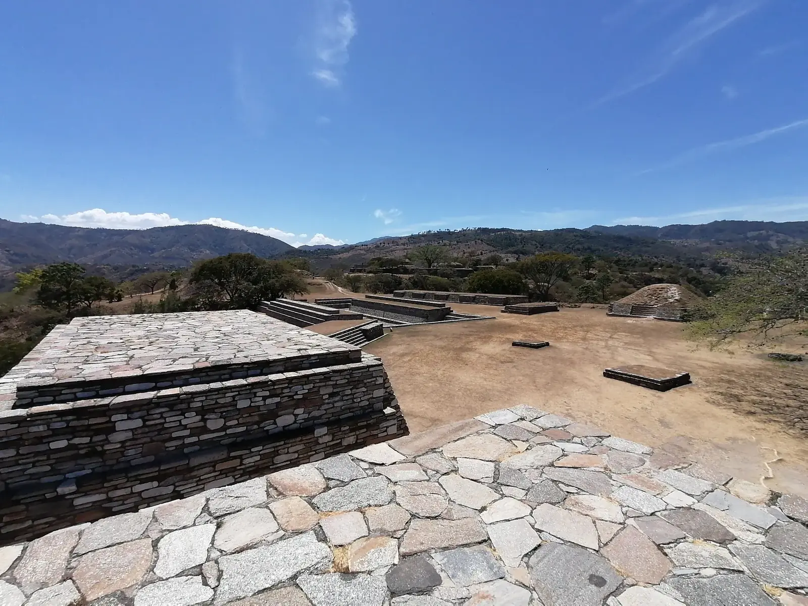 El sitio completo, con el valle de Chimaltenango detrás