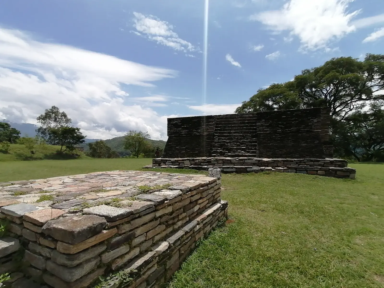 Las plataformas bajas alrededor de la plaza