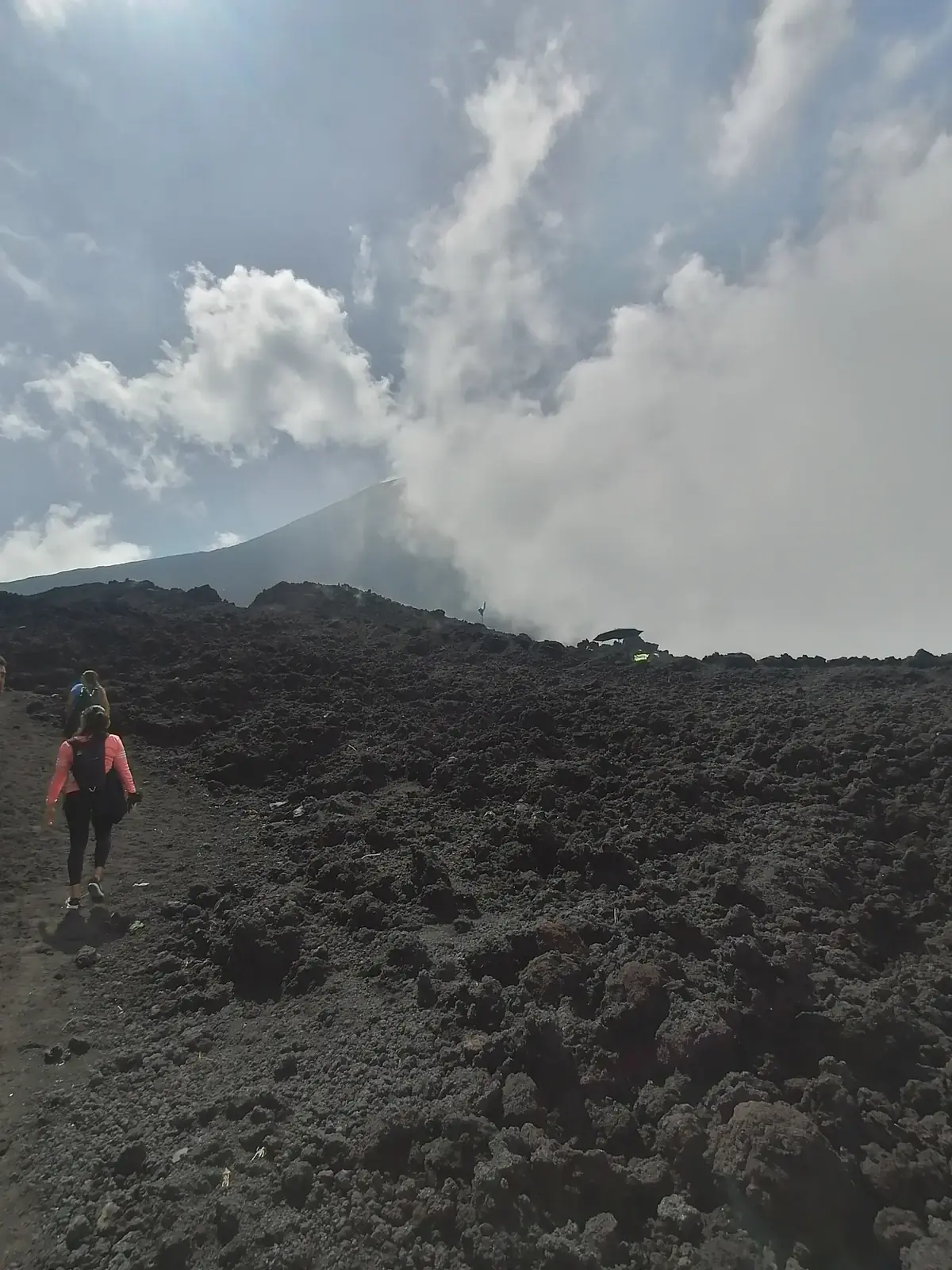 Caminando sobre el campo de lava
