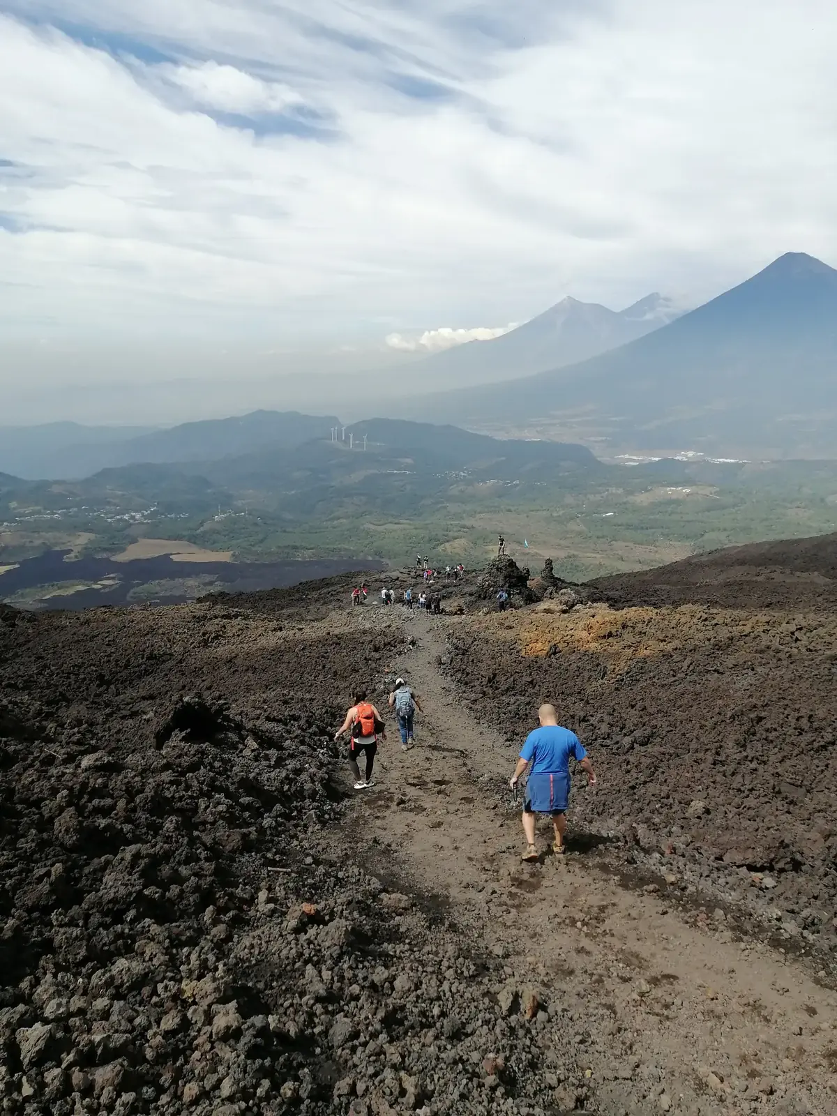 El sendero de lava seca, con los volcanes de Agua y Fuego al fondo